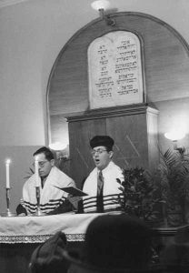 März/March 1946: Einweihungsgottesdienst des Betsaals im Jüdischen Waisenhaus | Opening service of the prayer room in the Jewish Orphanage
