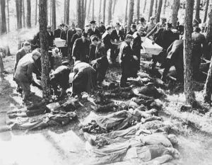 Bewohner aus Neunburg vorm Wald legen die Leichen in Särge | German civilians from Neunburg vorm Wald lay the corpses in coffins