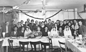 JOktober/October 1945: Eine jüdische Dreifachhochzeit in der DP Gemeinde of Regen | A Jewish triple wedding in the DP Community of Regen
