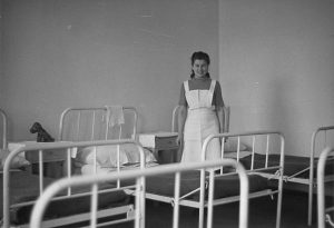Eine DP-Krankenschwester im Lagerhospital Rosenheim | A DP nurse in the infirmary of Rosenheim