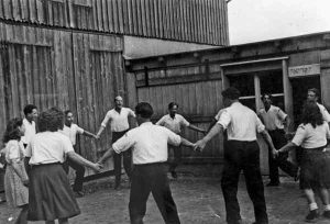 Mitglieder des Kibbuz’ Lehawa tanzen Hora | Members of the Kibbutz Lehawa dance a hora