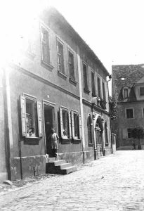 Synagoge (hinten) und Wohnhaus | Synagogue at the back and residential building