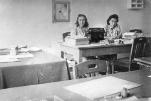 Verwaltungsmitarbeiter | Members of the administrative staff - Lena Goldstein (rechts | right)