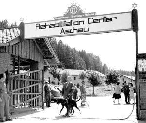 Der Eingang zum Rehabilitationszentrum Aschau | The entrance to the Aschau Rehab-Center