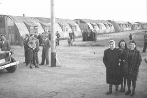 DP Camp Babenhausen: Jüdische DPs vor den Nissenhütten | Jewish DPs standing in front of their temporary shelters