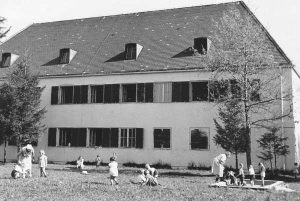 Kinder und Betreuer im IRO Kinderdorf in Bad Aibling | Children and staff of the IRO Children’s Village in Bad Aibling