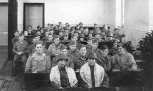 April 1945: Jüdische US Soldaten in der Synagoge | Jewish US soldiers in the synagogue