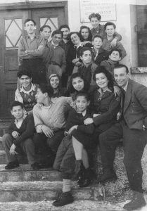 Jugendliche vor dem Kinderzentrum Jehuda Makabi | A group of youngsters in front of the Children's Center Jehuda Makabi