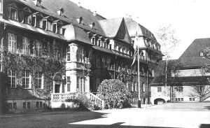 Das Hauptgebäude des ehemaligen Lehrerseminars. | The main building of the former teachers' seminary.