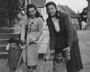 Creußen 1948: Renia und Fruma Toporek mit ihren Kindern | Renia und Fruma Toporek with their children