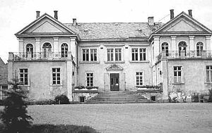 In Schloss Fechenbach richteten sich jüdische Displaced Persons ein. | Fechenbach Castle became a home for Jewish displaced persons.