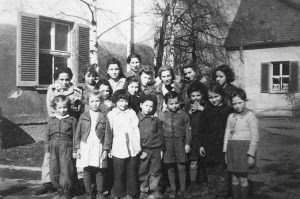 Kindergruppe im Kinderlager Dornstadt | Group portrait of children in the DP Children's Camp Dornstadt