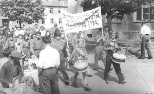 Die zionistische Jugend paradiert durch das Lager Eschwege. | Zionist youth march in a parade in the DP camp of Eschwege.