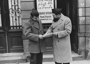 Mitarbeiter des Vaad Hatzala vor der Koscheren Küche in Frankfurt | Vaad Hatzala staff in front of the Kosher Kitchen in Frankfurt