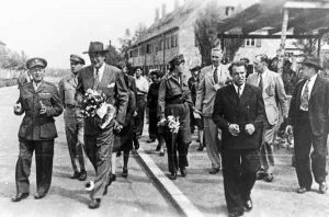 Besuch des US-Diplomaten Edwin S. Pauley im DP Lager Finkenschlag August 1946 | US ambassador Edwin S. Pauley visits the Finkenschlag DP camp in August 1946