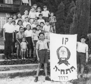 Kinder vor Haus Buchenwinkel | children in front of the house Buchenwinkel