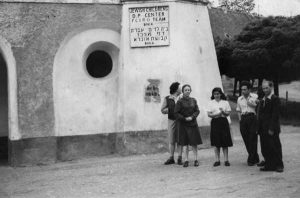 Abgesandte aus Palästina vor dem Kloster Indersdorf. | Envoys from Palestine at the monastery in Indersdorf.