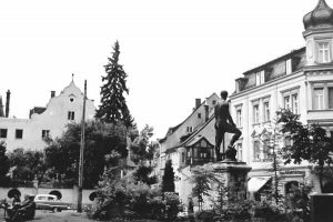 Das Bürgerhaus (rechts) beherbergte die Verwaltung der jüdischen Gemeinde Kaufbeuren | The administration of the Jewish Community of Kaufbeuren was housed in that (right) town house