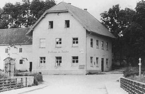 Gasthaus zur Brücke: Verwaltungssitz und kulturelles Zentrum der Jüdischen Gemeinde Kaufering | Seat of the administration and the cultural center of the Jewish Community of Kaufering