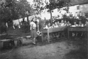 Mitglieder der Jugendbewegung DROR, die in der Lagerpolizei ihren Dienst verrichteten. /Members of the Dror youth movement who served in the camp's police force. (Quelle/Source: Beth Lochamei Hagetaot)