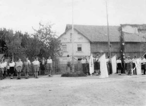 Mitglieder des Kibbuz Degania beim Fahnenappell | Members of the Kibbutz Degania at roll call