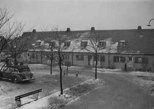 Blick auf die Gebäude mit den Büros der Campverwaltung | View of the buildings housing the camp offices