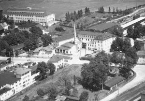 Rehau: Das Transitlager war in dem Fabrikgebäude (links unten) der Firma Rank untergebracht. /The transit camp was housed in the factory building (left bottom) of the Rank company.