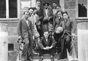 Mitglieder der Fußballmannschaft von Kadima Schwabach vor dem Klubhaus Tel Aviv | Members of the Kadima Schwabach soccer team in front of the clubhouse Tel Aviv