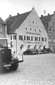 Gasthaus zum weißen Rösl: Verwaltungssitz und kulturelles Zentrum der Jüdischen Gemeinde Schwandorf | Seat of the administration and the cultural center of the Jewish Community of Schwandorf