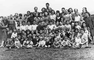 Kindergruppe mit ihren Betreuern und Lehrern | A group of children and their counselors and teachers