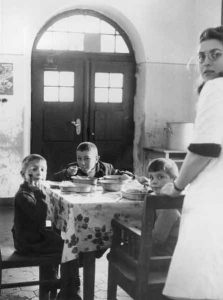 Unterernährte Kinder im Kurheim Strüth | Undernourished Children at the nutrion center Strüth
