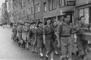 Mitglieder einer zionistischen Jugendorganisation marschieren durch Stuttgart | Members of a Zionist youth organization march through Stuttgart