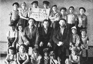 Schüler im DP-Lager Hindenburg Kaserne | Pupils in the DP Camp Hindenburg Barracks