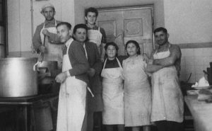 Mitarbeiter der Suppenküche im Camp Sedan Kaserne | Staff of the soup kitchen in camp Sedan Barracks