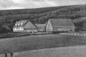 Ab Sommer 1946 verwandelte sich die ehemalige NS-Fliegerschule in ein jüdisches DP-Lager. | In the summer of 1946 the former NS Flying School was converted into a Jewish DP camp.