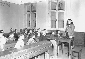 Klassenzimmer der Volksschule | classroom of the elementary school