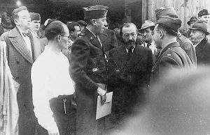 Zettlitz: US General Keating (3. v. l.) und der Fürther Rabbiner David Spiro (4. v. l.) | US General Keating (3rd left) and Rabbi David Spiro of Fürth (4th left)